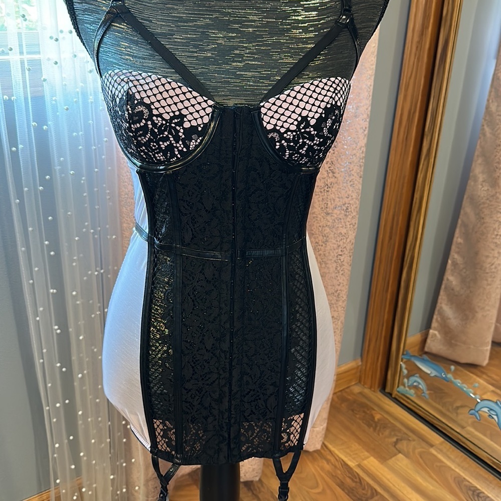 Faux leather and lace trimmed corset - Picture 2 of 7
